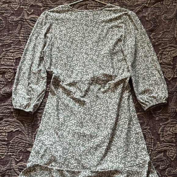 Monteau Los Angeles Midi Above Knee Olive & Cream Leaf Print Ruched Dress - Picture 11 of 12